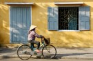 Vietnam, donna in bicicletta